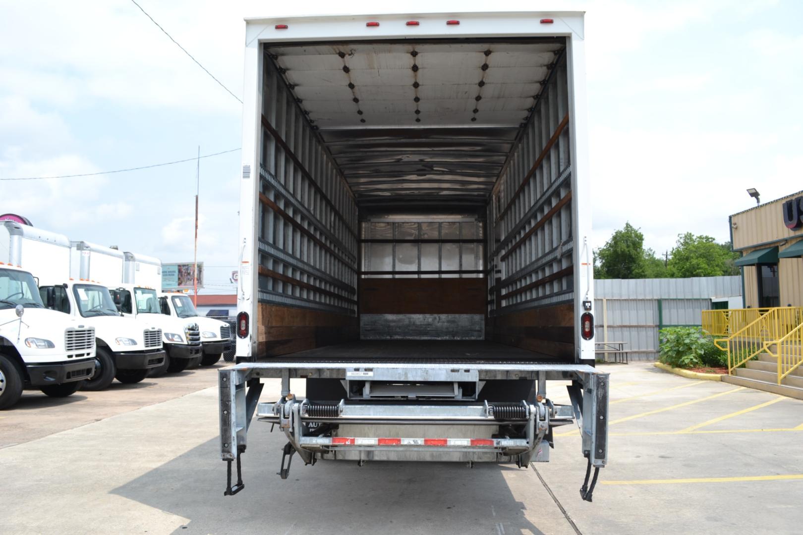 2019 WHITE /BLACK FREIGHTLINER M2-106 with an CUMMINS B6.7L 240HP engine, ALLISON 2500RDS AUTOMATIC transmission, located at 9172 North Fwy, Houston, TX, 77037, (713) 910-6868, 29.887470, -95.411903 - Photo#5